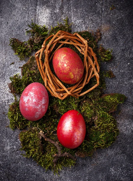 Páscoa pintado ovos vermelhos no ninho — Fotografia de Stock