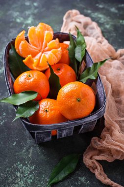 Yaprakları ile taze olgun mandalina