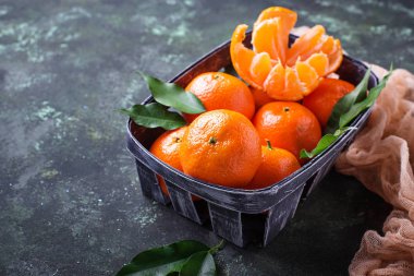 Yaprakları ile taze olgun mandalina