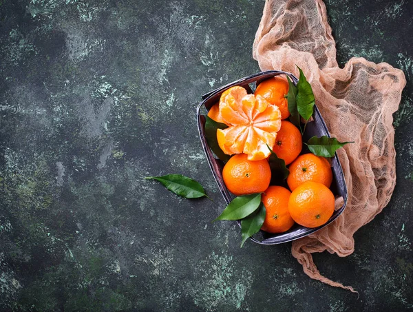 Mandarinas frescas maduras con hojas — Foto de Stock