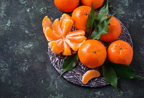 Yaprakları ile taze olgun mandalina — Stok fotoğraf