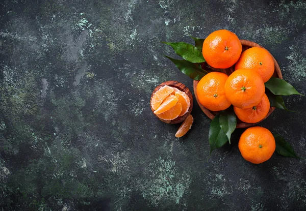 Mandarinas frescas maduras con hojas — Foto de Stock