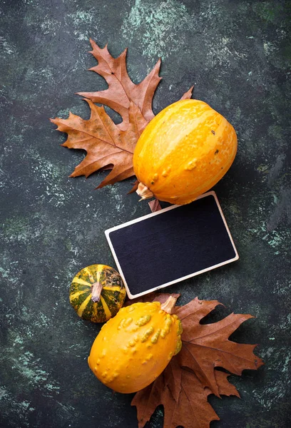 Fondo otoñal con calabazas y hojas secas —  Fotos de Stock