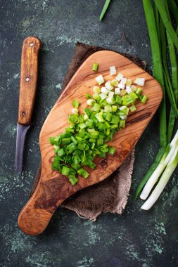 Beton zemin üzerine kıyılmış yeşil soğan