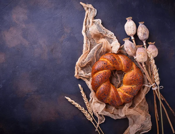 Pan dulce con semillas de amapola . —  Fotos de Stock