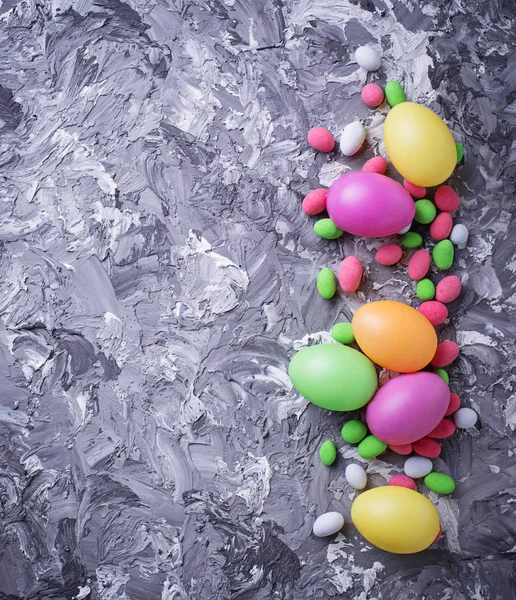 Uova di Pasqua colorate. Sfondo festivo — Foto Stock