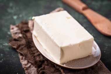 Taze tereyağı ve bıçak beton zemin üzerine