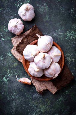 Yeşil zemin üzerine taze sarımsak