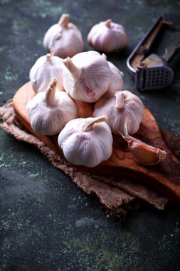 Yeşil zemin üzerine taze sarımsak