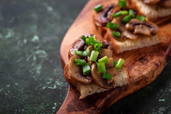 Crostini z pieczarkami i cebula Zielona. — Zdjęcie stockowe