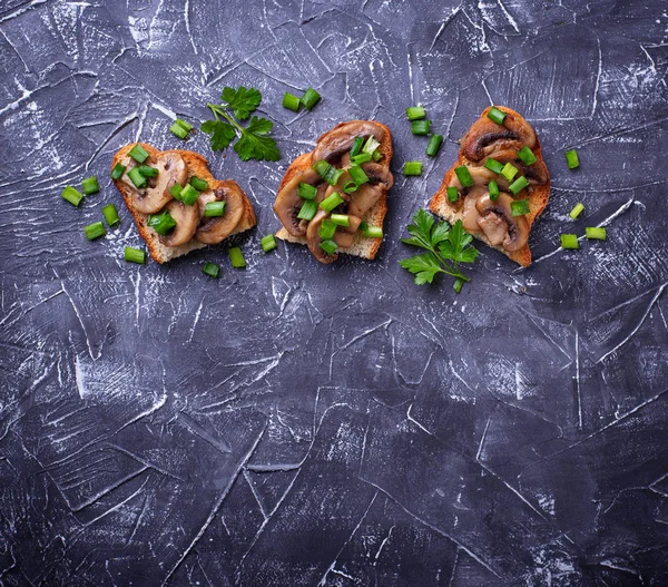 Crostini z pieczarkami i cebula Zielona. — Zdjęcie stockowe