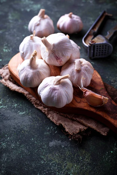 Yeşil zemin üzerine taze sarımsak