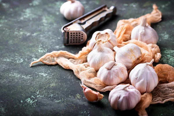 Yeşil zemin üzerine taze sarımsak