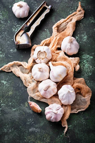 Yeşil zemin üzerine taze sarımsak