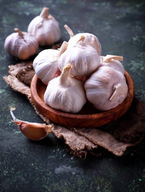 Yeşil zemin üzerine taze sarımsak