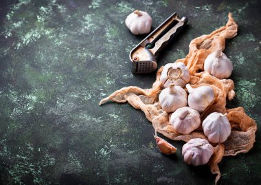 Yeşil zemin üzerine taze sarımsak