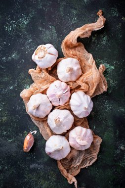 Yeşil zemin üzerine taze sarımsak