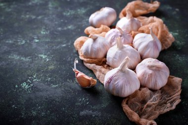 Yeşil zemin üzerine taze sarımsak