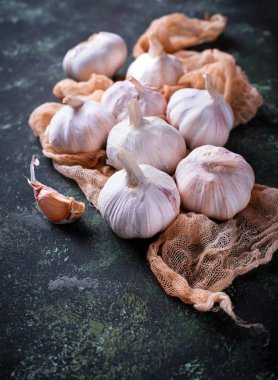 Yeşil zemin üzerine taze sarımsak