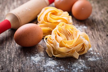 Pişmemiş makarna tagliatelle ve yumurta