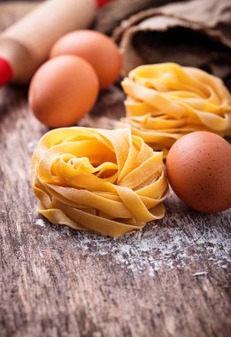 Pişmemiş makarna tagliatelle ve yumurta