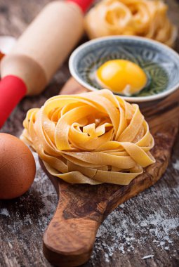 Pişmemiş makarna tagliatelle ve yumurta