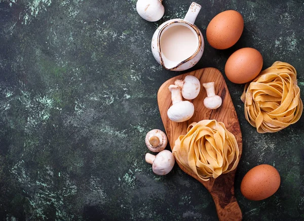 Összetevők a főzés tészta gombával — Stock Fotó