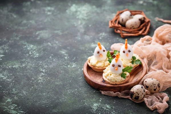 Galinhas de ovos. Aperitivos de Páscoa para festa — Fotografia de Stock