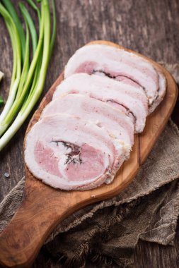 Dilim pastırma yeşil soğan ve sarımsak ile