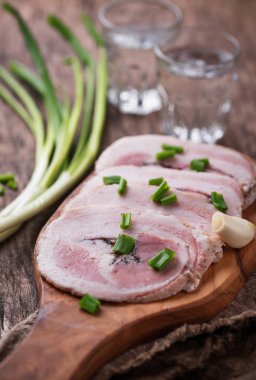 Dilim pastırma yeşil soğan ve sarımsak ile