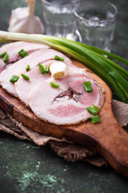 Dilim pastırma yeşil soğan ve sarımsak ile