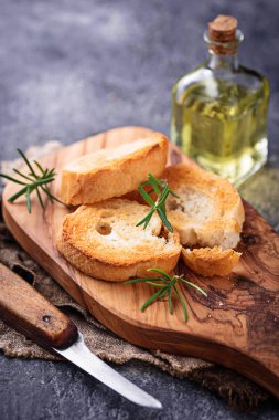 Kızarmış ekmek zeytin yağı ve biberiye ile