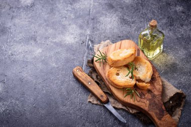 Kızarmış ekmek zeytin yağı ve biberiye ile