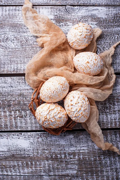 Decorative white and golden Easter eggs. — Stock Photo, Image