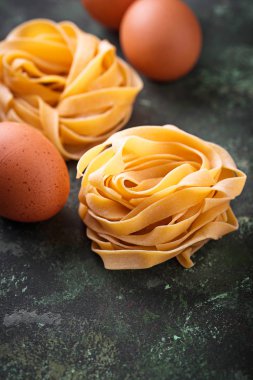 Pişmemiş makarna tagliatelle ve yumurta