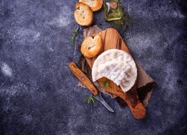 Biberiye ahşap tahta üzerinde Camembert peyniri