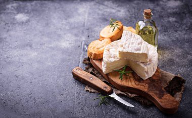 Biberiye ahşap tahta üzerinde Camembert peyniri