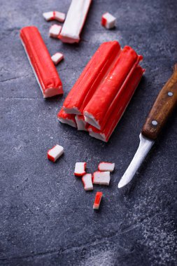 Yengeç surimi ve bıçak sopa