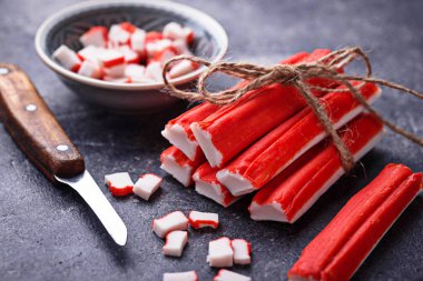 Yengeç surimi ve bıçak sopa