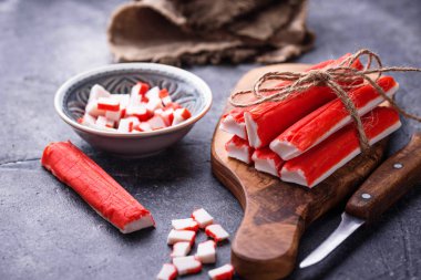 Yengeç surimi ve bıçak sopa