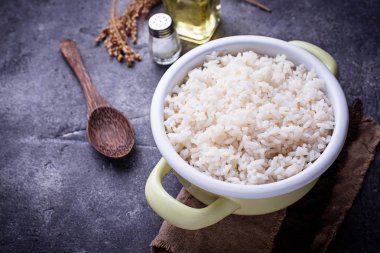 Beyaz pirinç pot üzerine haşlanmış