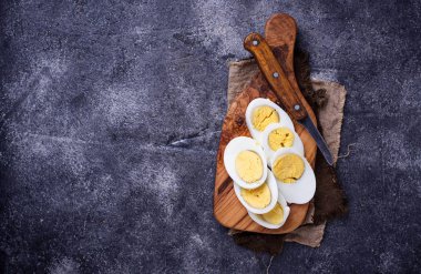 Kesme tahtası üzerinde dilimlenmiş tavuk yumurta haşlama