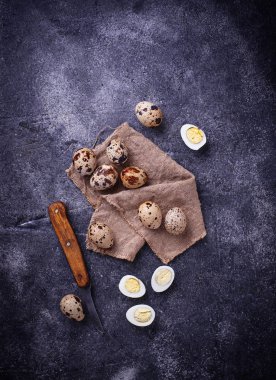 Ham ve haşlanmış bıldırcın yumurtası