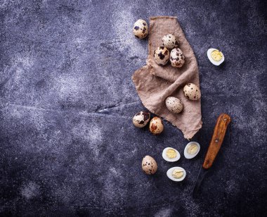 Ham ve haşlanmış bıldırcın yumurtası