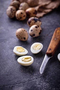 Ham ve haşlanmış bıldırcın yumurtası