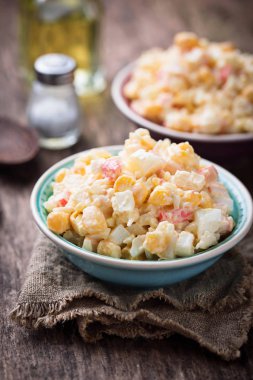 Yengeç sopa, pirinç ve mısır salatası