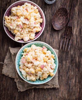 Yengeç sopa, pirinç ve mısır salatası