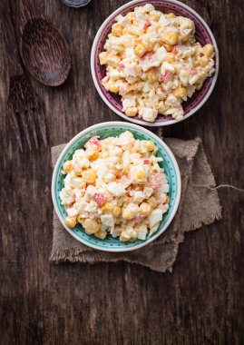 Yengeç sopa, pirinç ve mısır salatası