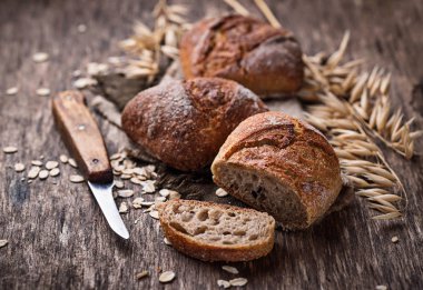 Rustik arka plan üzerinde taze ev yapımı çörekler