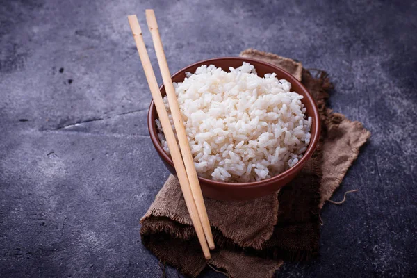 Mísu vařené rýže a hůlky — Stock fotografie